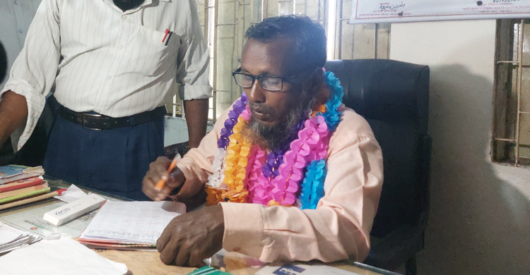 মামলার ২০ বছর পর প্রধান শিক্ষকের পদ ফিরে পেলেন আকবর হোসেন