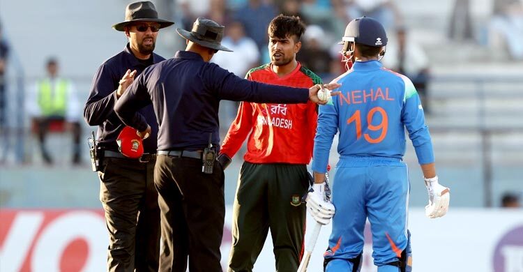 ক্ষমা চাইলেন আকবর