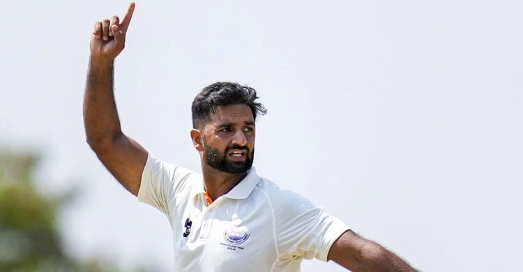 ইতিহাস গড়লেন জম্মু-কাশ্মিরের আকিব নবি