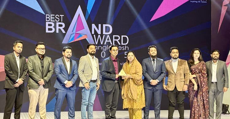 এবারও বেস্ট ব্র্যান্ড অ্যাওয়ার্ড পেয়েছে আকিজ বোর্ড