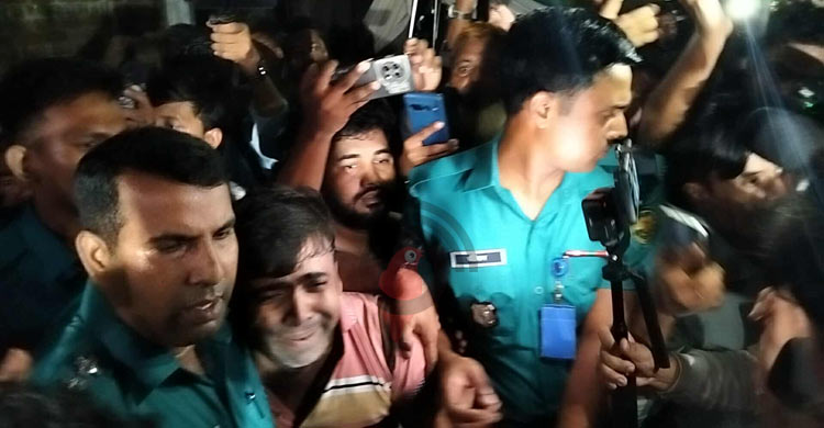 ধানমন্ডি ৩২ নম্বরে এসে ভিডিও কল, আওয়ামী লীগ সন্দেহে গণপিটুনি