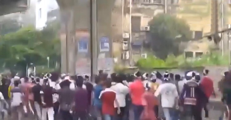 চট্টগ্রামে মাথায় কাফনের কাপড় বেঁধে নিষিদ্ধ যুবলীগের বিক্ষোভ মিছিল