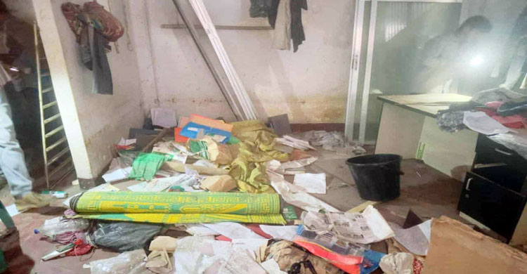 ‘কার্যক্রম চালানোর’ অভিযোগে আওয়ামী লীগ অফিস ভাঙচুর, তালা