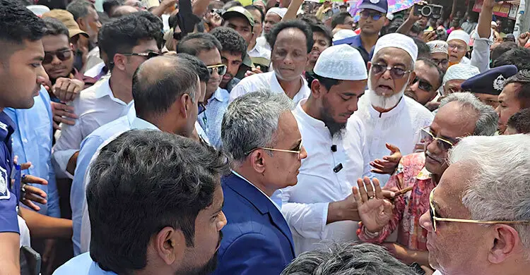 দুই পক্ষের ধাক্কাধাক্কিতে মঞ্চে উঠতে পারলেন না সেতুমন্ত্রী