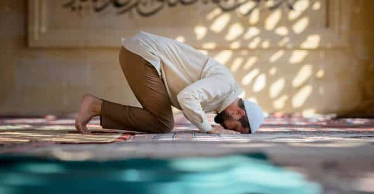 নামাজের মধ্যে ৬ কাজ মুনাফিকের আলামত