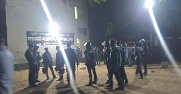 আলিয়া মাদরাসায় দফায় দফায় সংঘর্ষ, আহত বেশ কয়েকজন