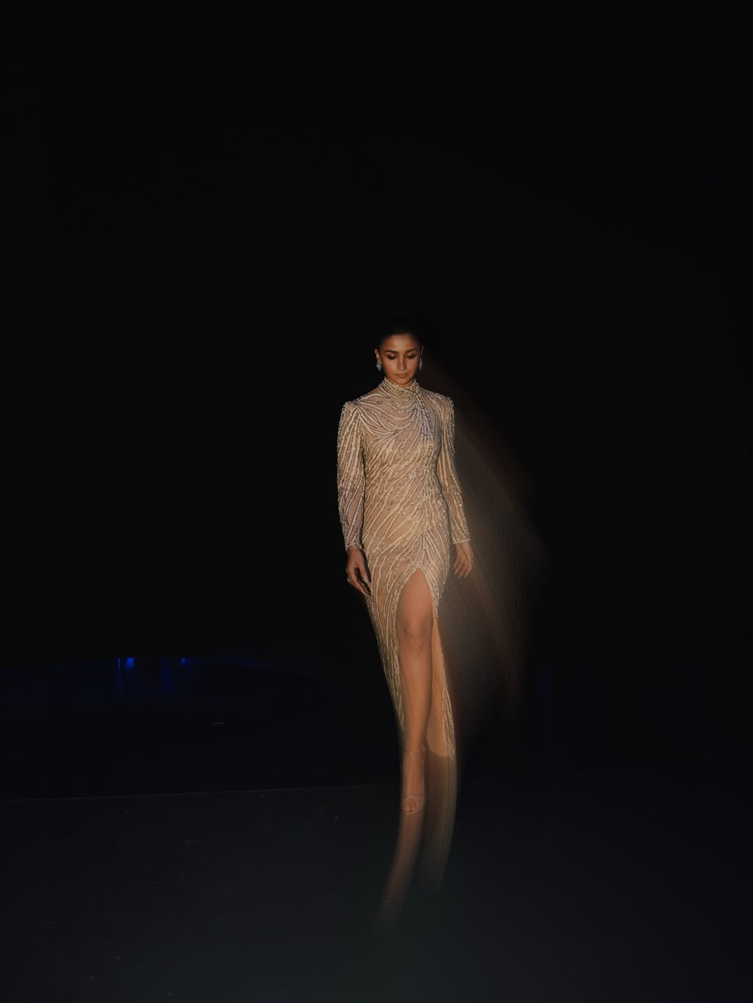 ন্যুড ড্রেসে আলিয়ার ভিনটেজ গ্ল্যামারের ঝলক