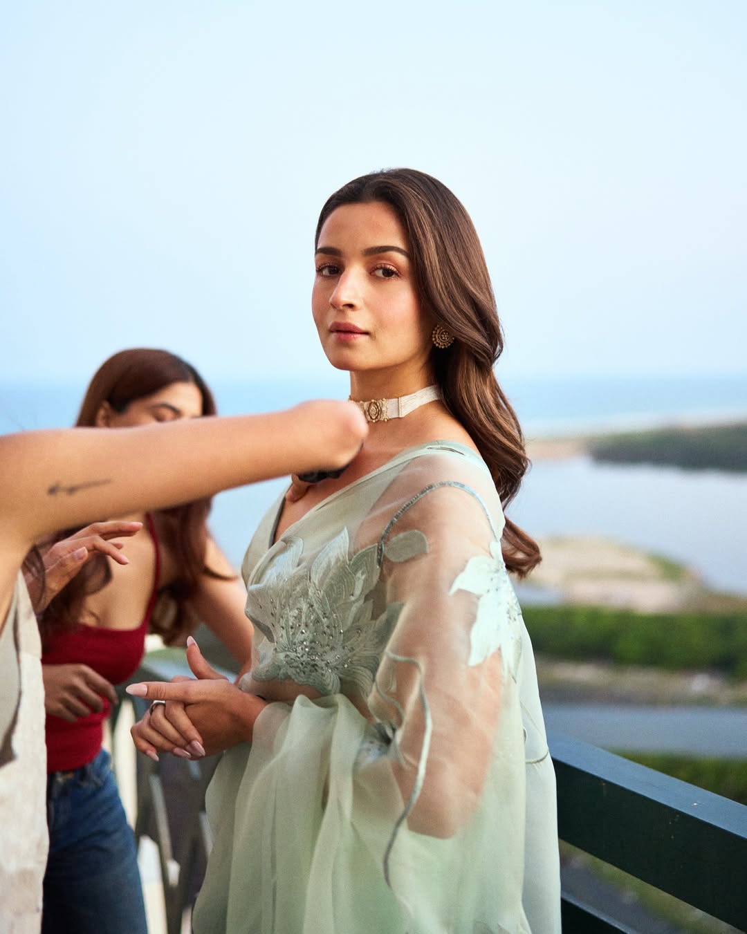 মিন্ট গ্রিন শাড়িতে নজরকাড়া আলিয়া