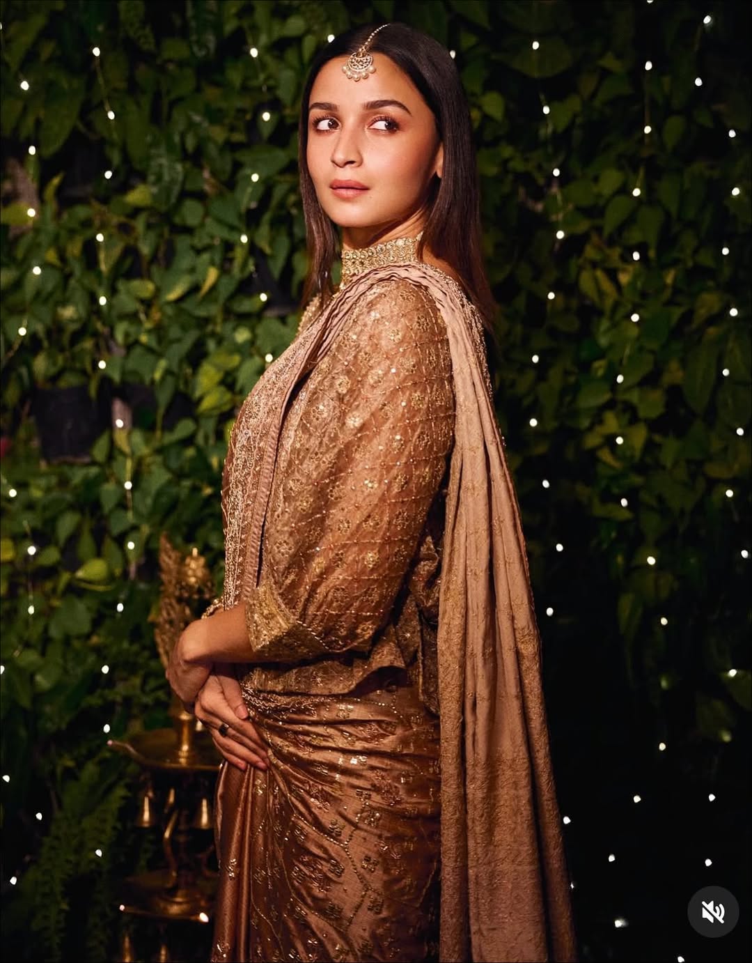 তিন দশকের পুরোনো শাড়িতে আলিয়ার আধুনিক ঝলক