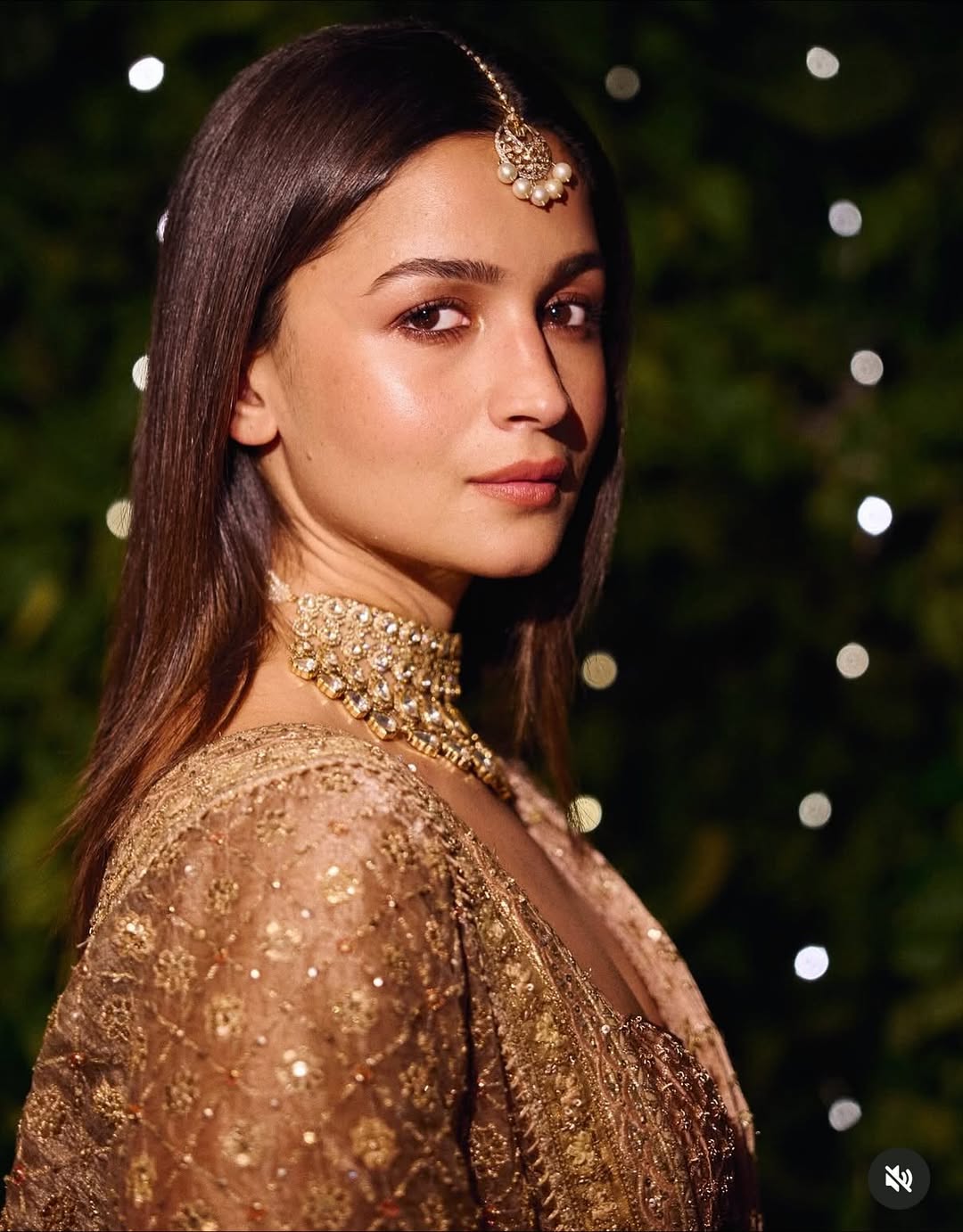 তিন দশকের পুরোনো শাড়িতে আলিয়ার আধুনিক ঝলক