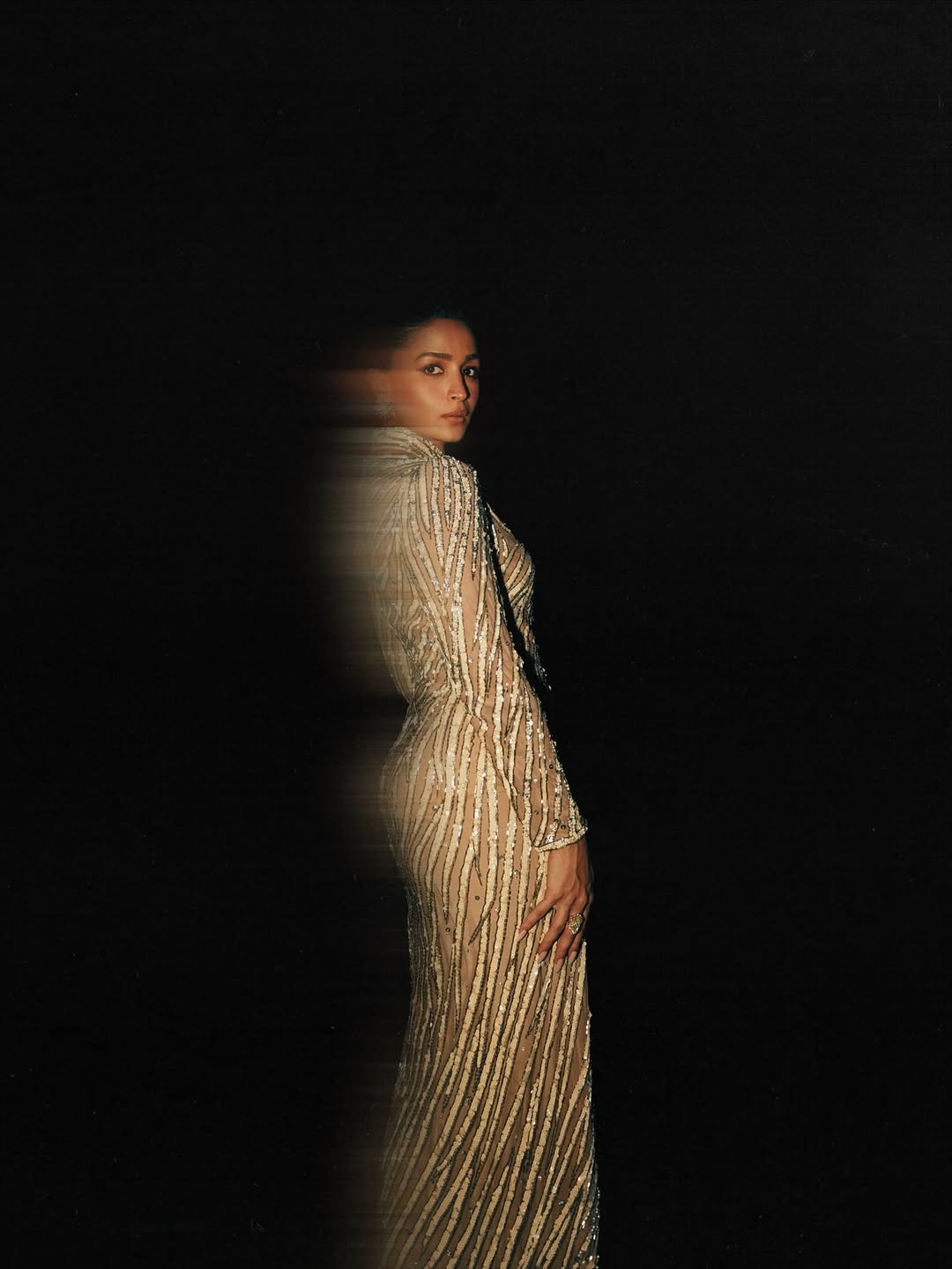 ন্যুড ড্রেসে আলিয়ার ভিনটেজ গ্ল্যামারের ঝলক