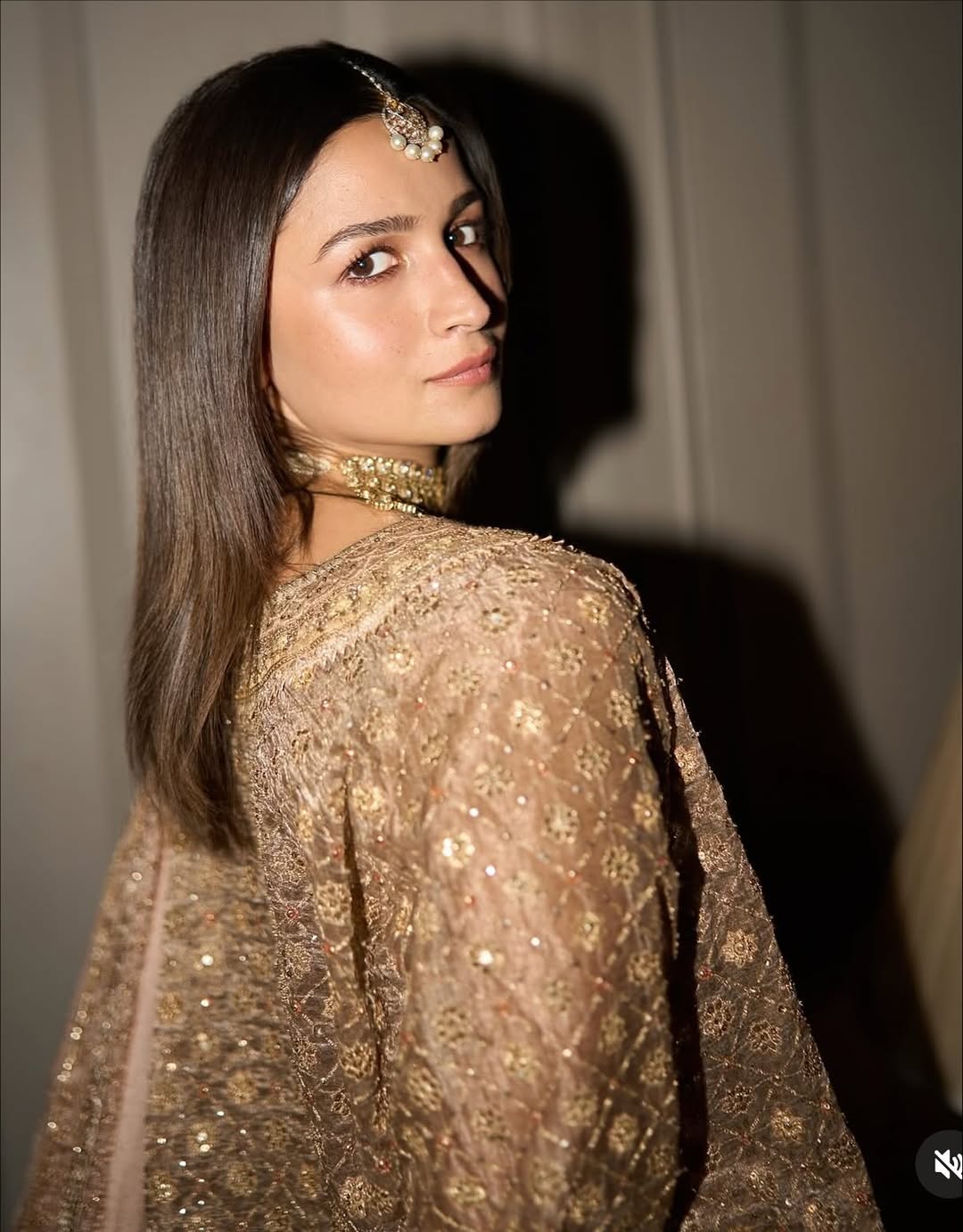 তিন দশকের পুরোনো শাড়িতে আলিয়ার আধুনিক ঝলক