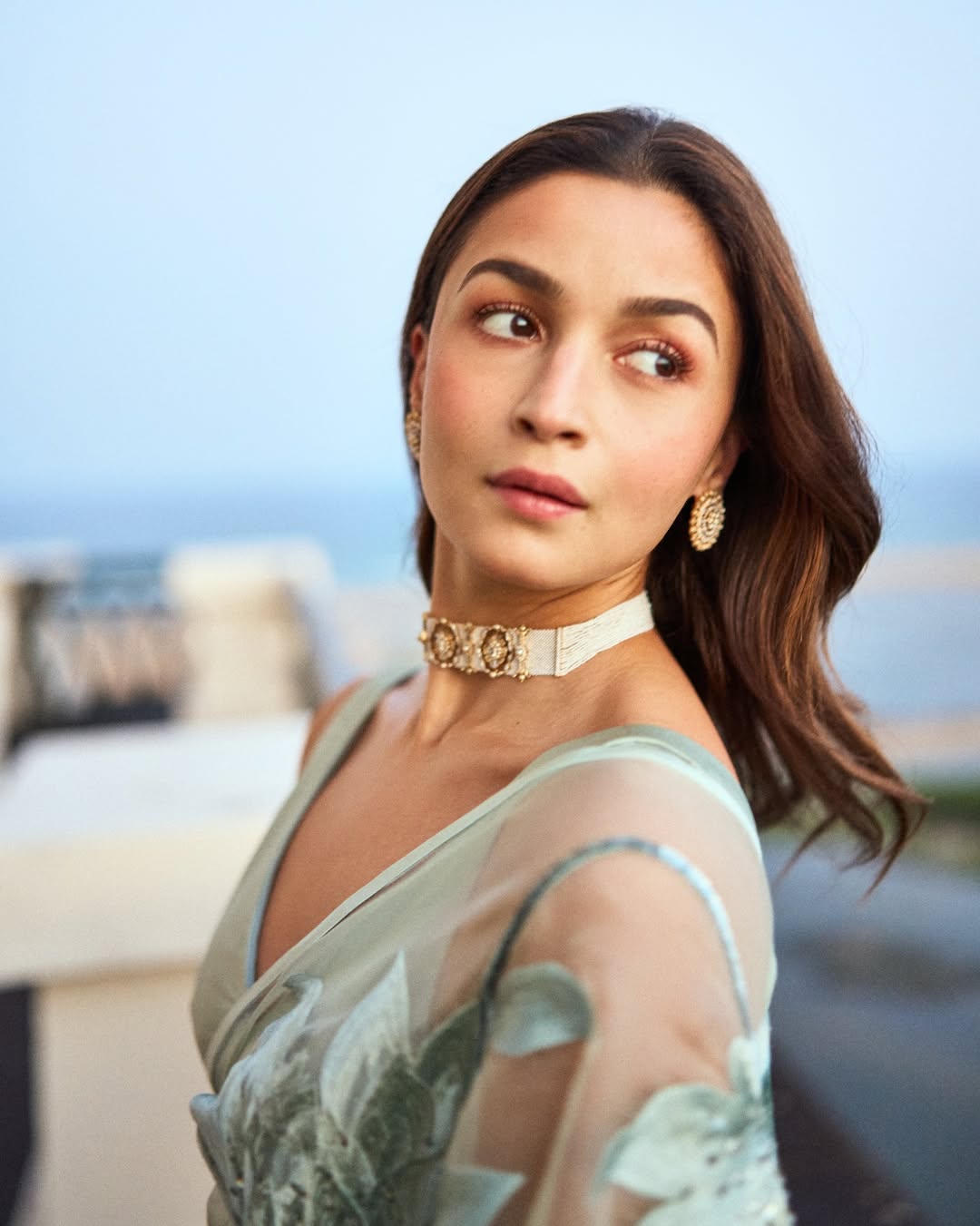 মিন্ট গ্রিন শাড়িতে নজরকাড়া আলিয়া