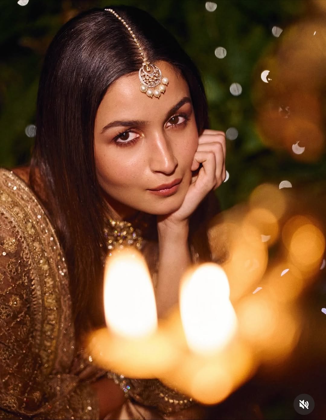 তিন দশকের পুরোনো শাড়িতে আলিয়ার আধুনিক ঝলক