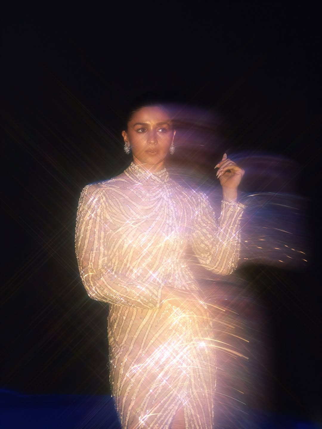 ন্যুড ড্রেসে আলিয়ার ভিনটেজ গ্ল্যামারের ঝলক