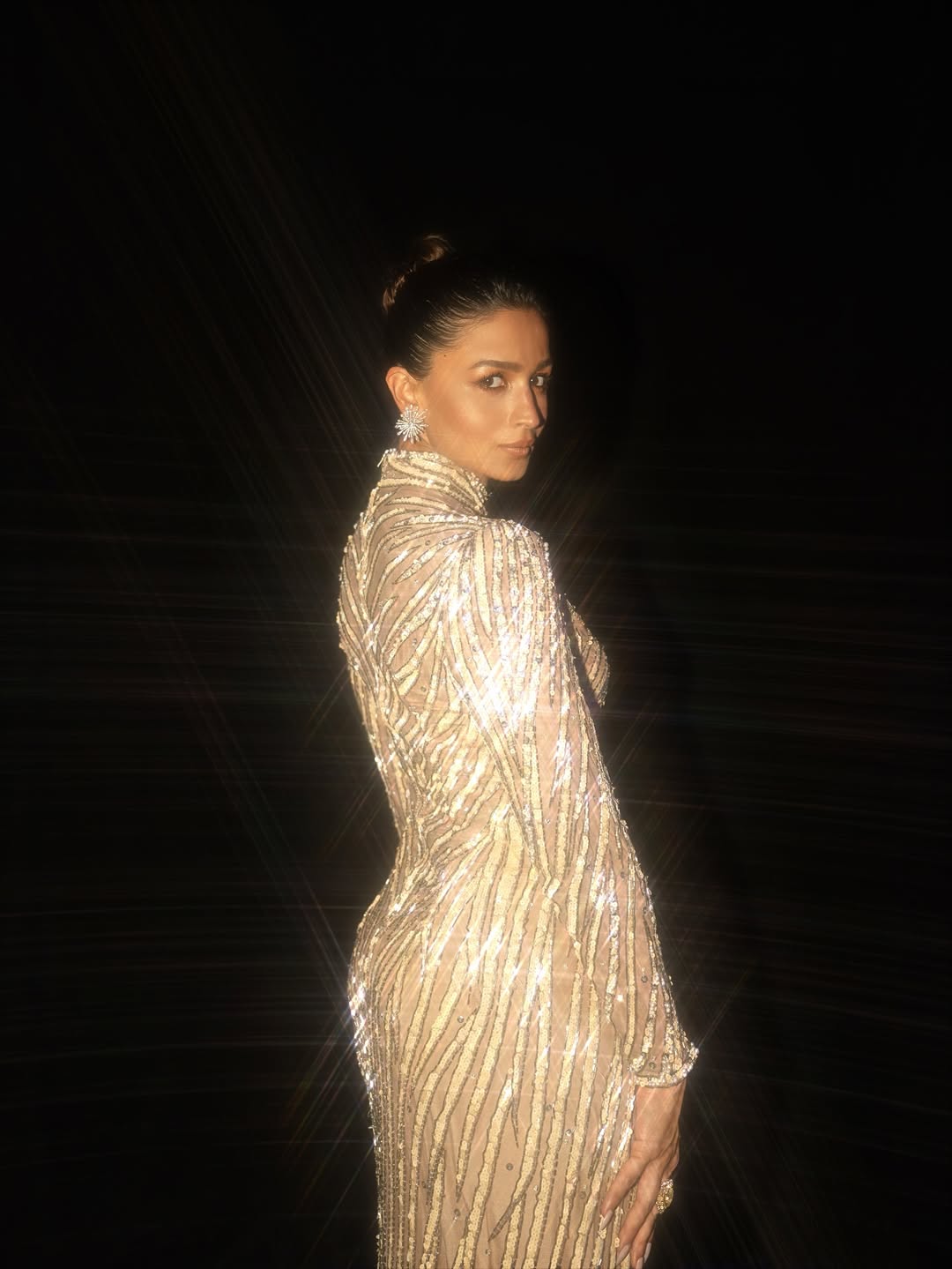 ন্যুড ড্রেসে আলিয়ার ভিনটেজ গ্ল্যামারের ঝলক