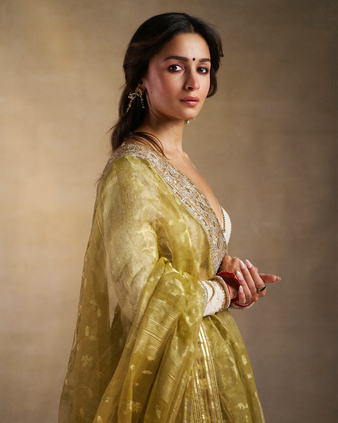 ব্লাউজ ছাড়া ও ফুলস্লিভ ব্লাউজের সঙ্গে জামদানি