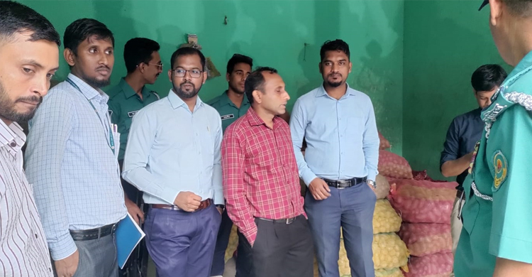 বেশি দামে আলু বিক্রির অভিযোগে বিক্রেতাকে জরিমানা