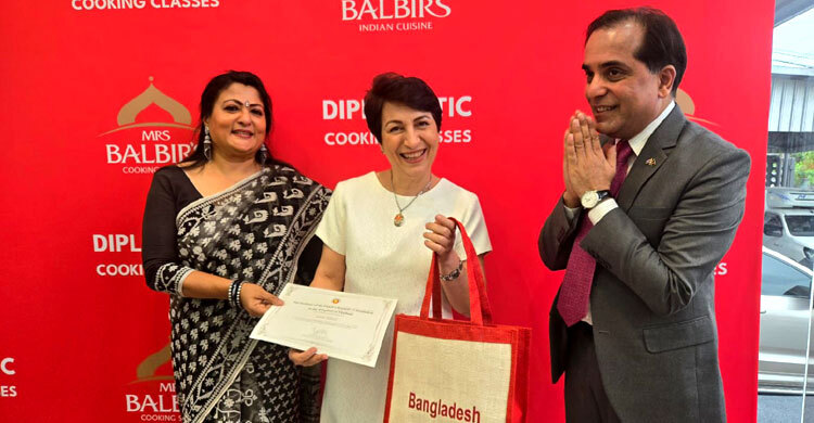 আল্পনার তেহারি চেখে দেখলেন রাষ্ট্রদূতদের স্ত্রীরা