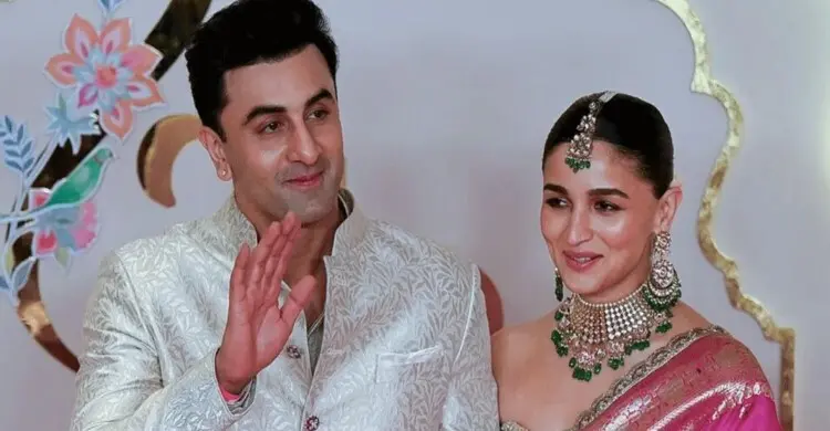 আলিয়াকে ঘিরে ধাক্কাধাক্কি, ক্ষুব্ধ রণবীর কাপুর