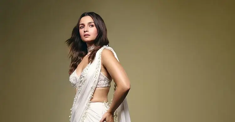 দীপিকা-ক্যাটরিনাকে ছাড়িয়ে বলিউডে নতুন রেকর্ড আলিয়ার