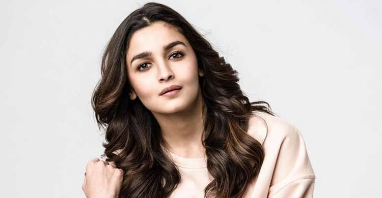 আলিয়ার বিরুদ্ধে গল্প চুরির অভিযোগ