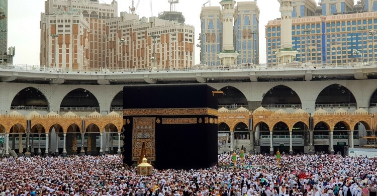 যে আমলে দারিদ্র্য ও গুনাহ দূর হয়