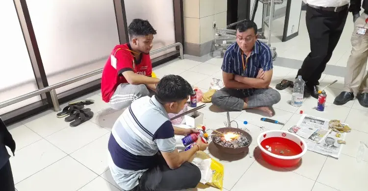 যাত্রীর অন্তর্বাসের ভেতর মিললো ২.১৬ কেজি সোনা