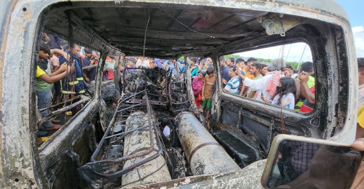 এক্সপ্রেসওয়েতে অগ্নিকাণ্ড, বাঁচলো না সেই অ্যাম্বুলেন্সের কেউই