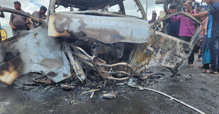 এক্সপ্রেসওয়েতে অগ্নিকাণ্ড, বাঁচলো না সেই অ্যাম্বুলেন্সের কেউই