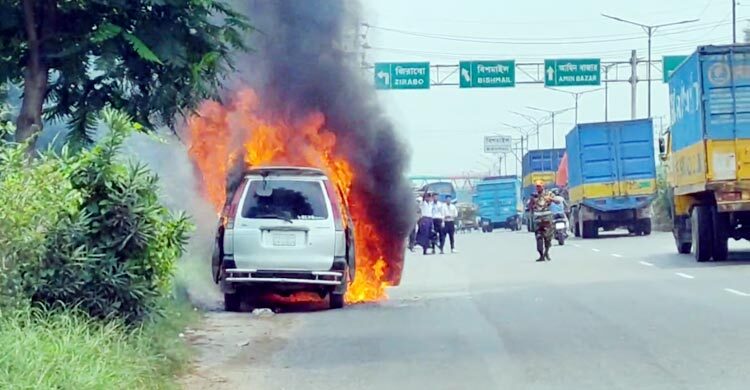 ঢাকা-আরিচা মহাসড়কে চলন্ত মাইক্রোবাসে আগুন