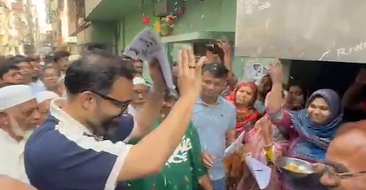 ফুল ছিটিয়ে আমিনুলকে বরণ করে নিলো ভোটাররা