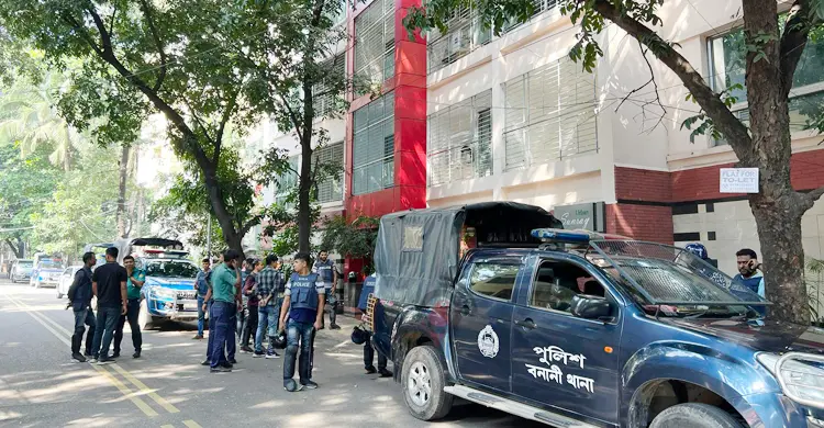 বনানীতে আমীর খসরুর বাসা ঘিরে রেখেছে পুলিশ