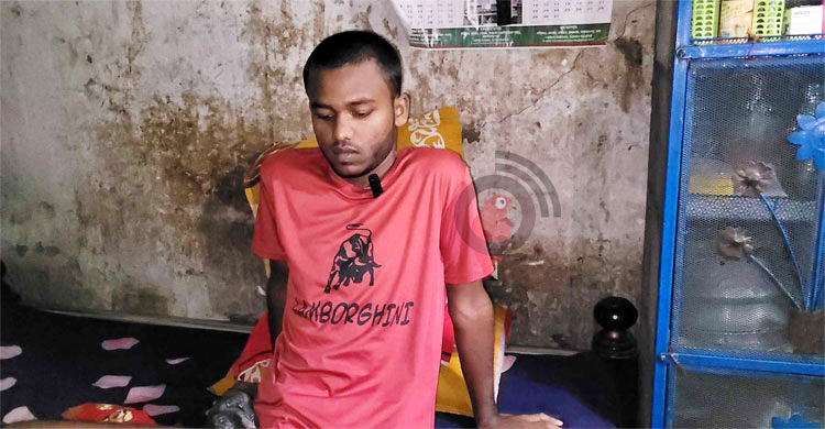 ঝুলতে ঝুলতে গুলি খাওয়ার দুঃসহ স্মৃতি আজও ভুলতে পারেননি আমির