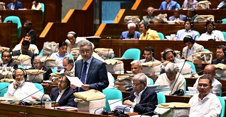 ঋণনির্ভরতা কমিয়ে বিনিয়োগ বাড়াতে উদ্যোগ, ব্যাংক খাতে আস্থা ফে