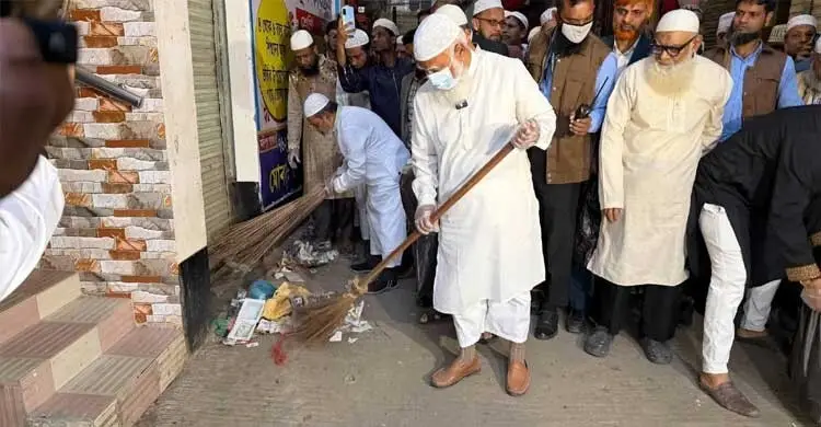 রাস্তায় ঝাড়ু হাতে জামায়াত আমির