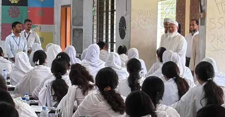 এসএসসি পরীক্ষার কেন্দ্র পরিদর্শন করলেন বিরোধীদলীয় নেতা