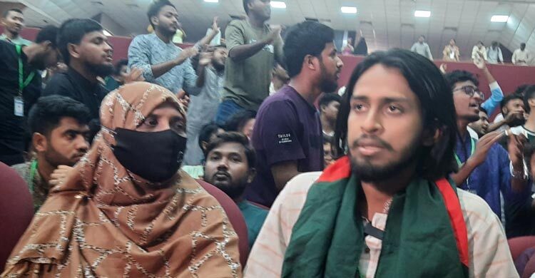 মাকে পাশে নিয়ে ফলাফল উপভোগ করলেন সালাউদ্দিন আম্মার