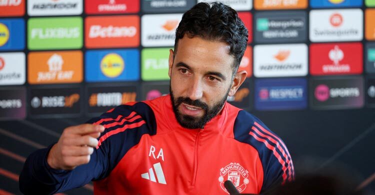 পোপও ম্যানইউ কোচের কৌশল বদলাতে পারবেন না!