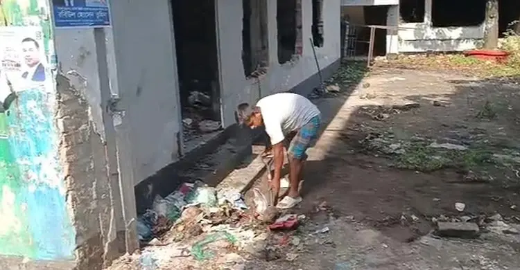 আমুর পরিত্যক্ত বাসভবনে &lsquo;বর্জ্য ফেলার স্থান&rsquo; লেখা ব্যানার