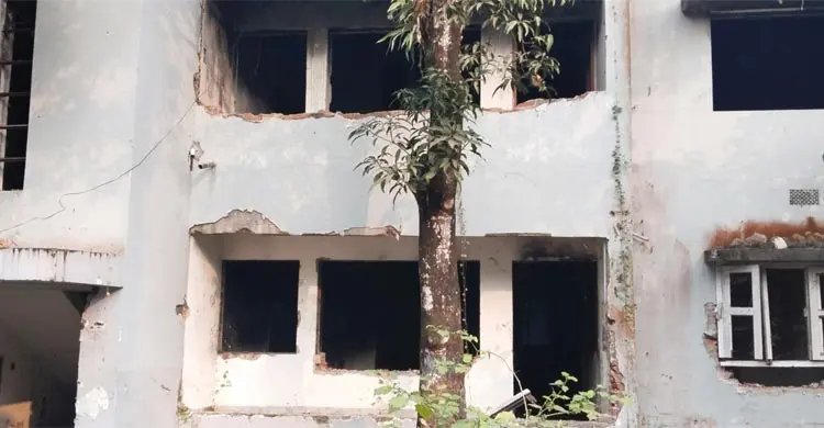 আমুর পরিত্যক্ত বাসভবনে &lsquo;বর্জ্য ফেলার স্থান&rsquo; লেখা ব্যানার