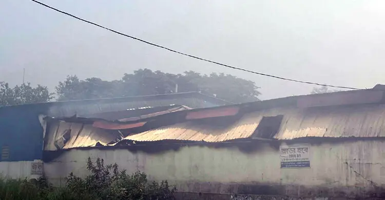 ডেমরায় কালি তৈরির কারখানায় আগুন