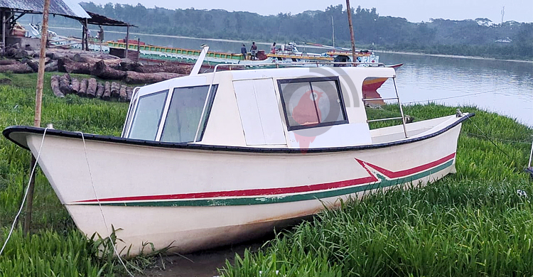 অযত্ন-অবহেলায় ৪ বছর ধরে পড়ে আছে উপহারের নৌ-অ্যাম্বুলেন্স