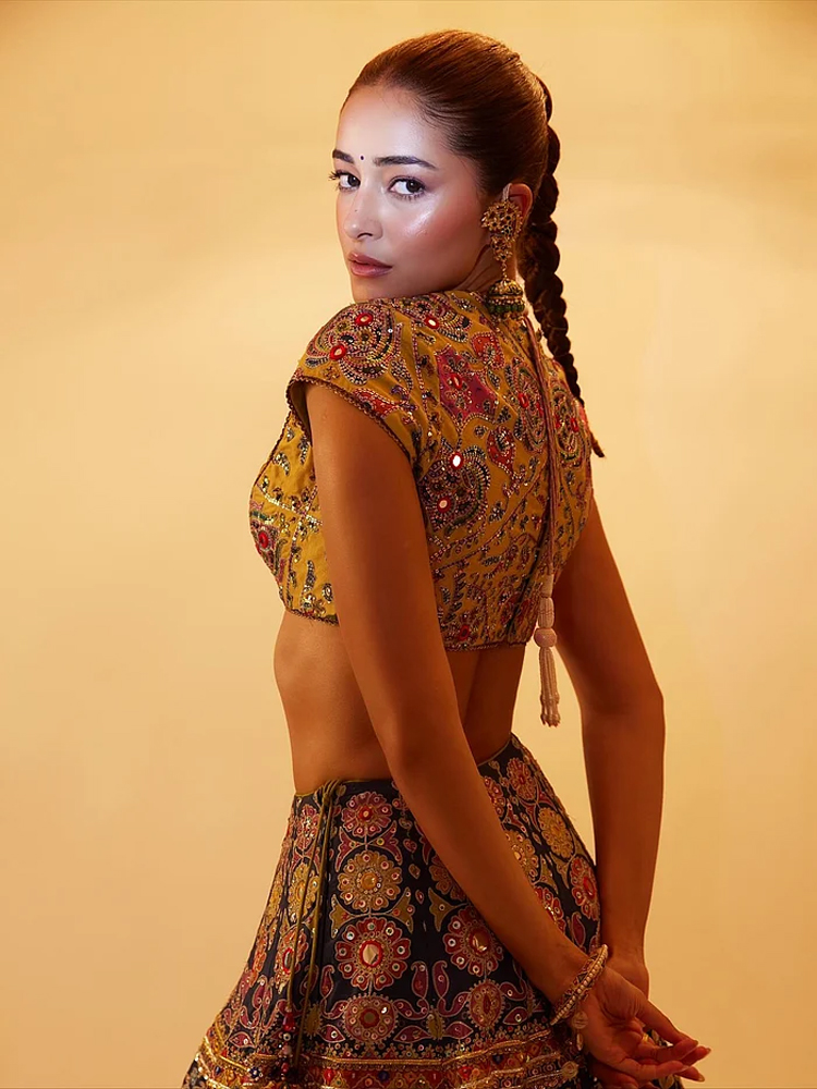 বন্ধুর মেহেদিতে ফ্যাশনের আলো ছড়ালেন অনন্যা