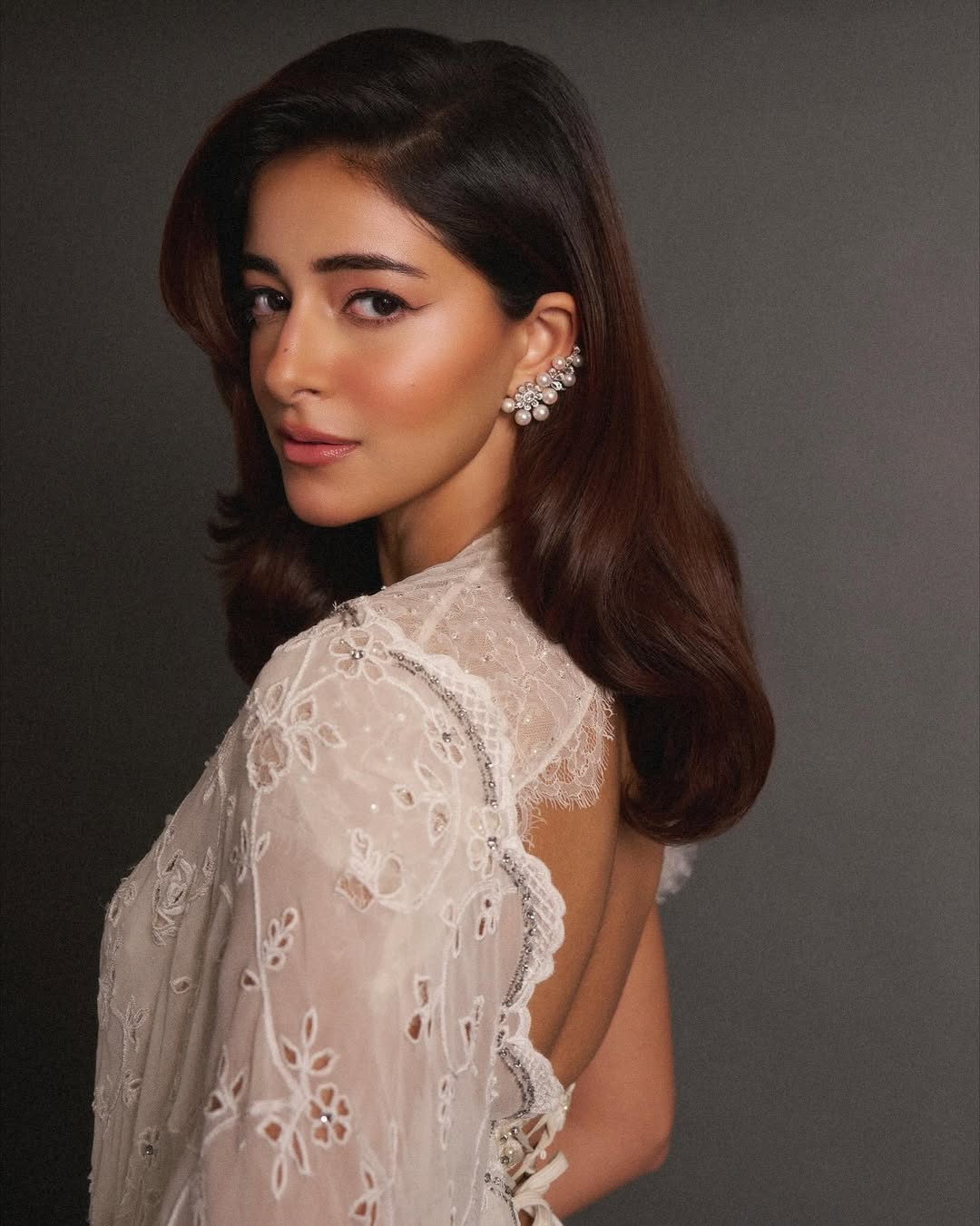 রঙহীন অথচ উজ্জ্বল, অনন্যার সাদা ফ্যাশন রিভাইভাল