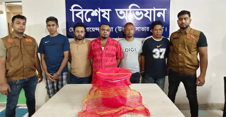 সাভারে জীবিত তক্ষক উদ্ধার, আটক ৫
