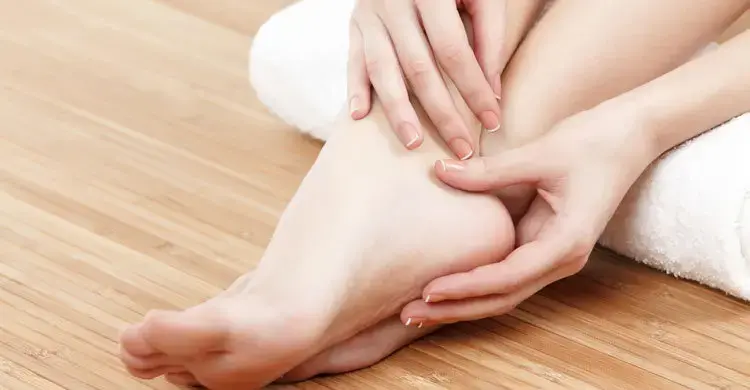 গরমেও পায়ের গোড়ালি ফাটছে, জানুন করণীয়