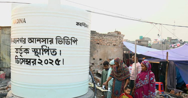 আগুনে ক্ষতিগ্রস্ত কড়াইল বস্তিতে বিশুদ্ধ পানির ট্যাংক বসালো আনসার