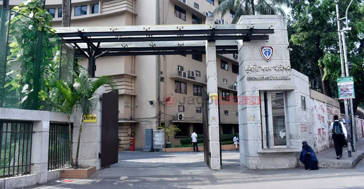 দুদকের মামলায় রেকর্ড, ইউনূস সরকারের দেড় বছরে প্রায় এক হাজার মামলা