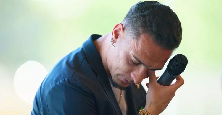 কাঁদতে কাঁদতে ম্যানইউ ছাড়লেন ব্রাজিল তারকা অ্যান্টনি